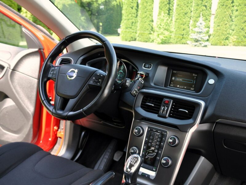 Volvo V40 1.6d(115KM)*Lift*Xenon*Led*Virtual*Kamera*Parkt Asista*Alu16"ASO FULL II (2012-)