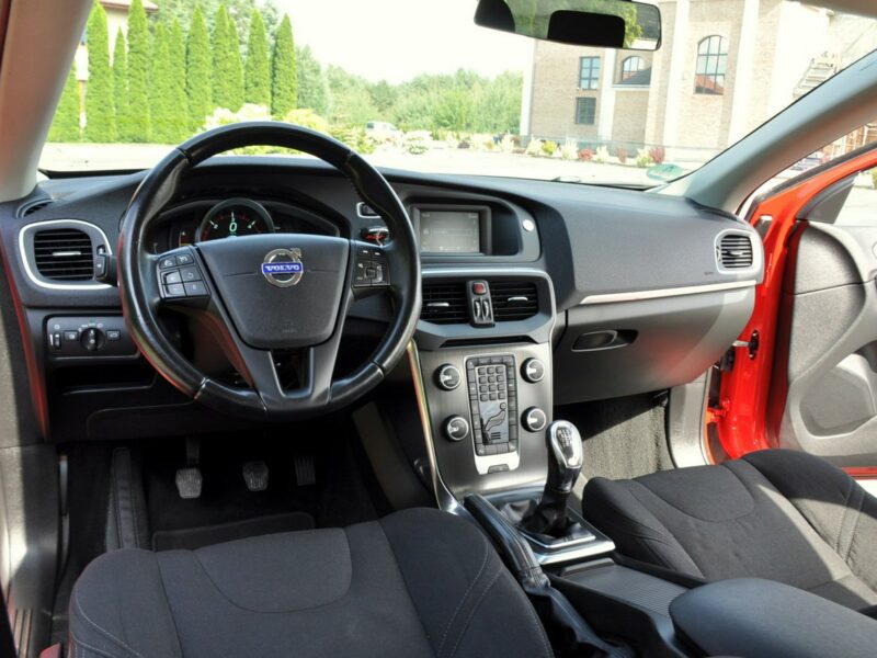 Volvo V40 1.6d(115KM)*Lift*Xenon*Led*Virtual*Kamera*Parkt Asista*Alu16"ASO FULL II (2012-)