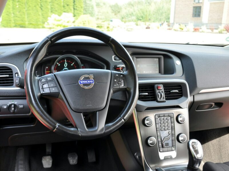 Volvo V40 1.6d(115KM)*Lift*Xenon*Led*Virtual*Kamera*Parkt Asista*Alu16"ASO FULL II (2012-)