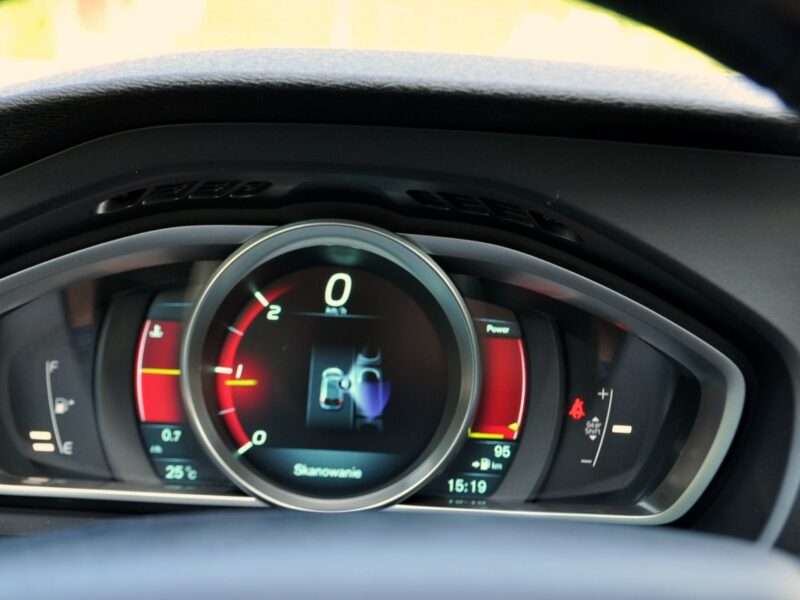 Volvo V40 1.6d(115KM)*Lift*Xenon*Led*Virtual*Kamera*Parkt Asista*Alu16"ASO FULL II (2012-)