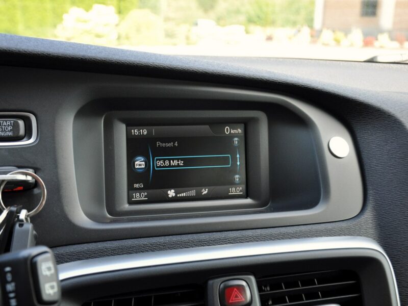 Volvo V40 1.6d(115KM)*Lift*Xenon*Led*Virtual*Kamera*Parkt Asista*Alu16"ASO FULL II (2012-)
