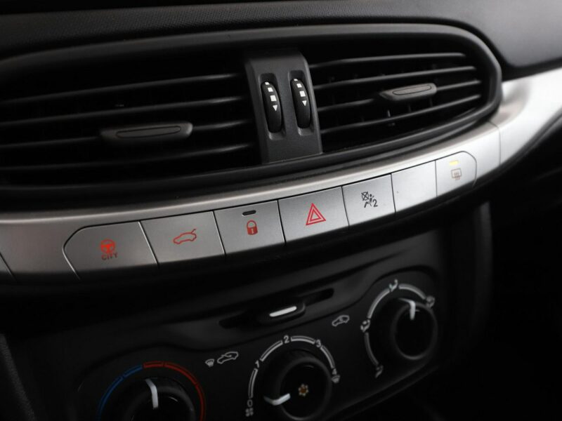 Fiat Tipo niski przebieg tempomat PDC klima USB AUX II (2016-)