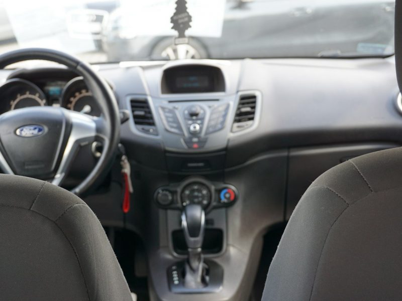Ford Fiesta z automatyczną skrzynią, z niskim przebiegiem, z roczną gwarancją, Mk7 (2008-)
