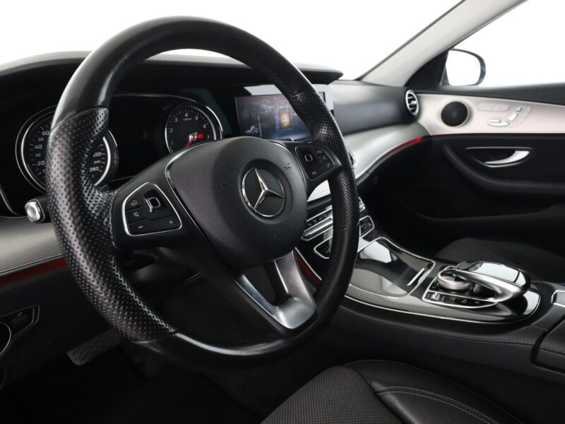 Mercedes E 200 półskóra navi full LEDel. sterowane i grzane fotele kamera i czujniki W213 (2016-)