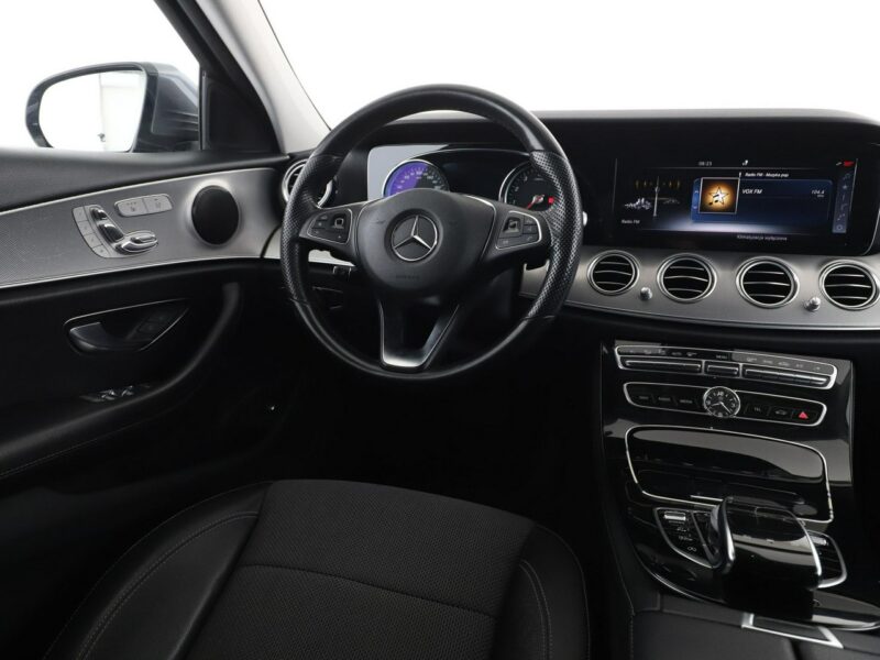 Mercedes E 200 półskóra navi full LEDel. sterowane i grzane fotele kamera i czujniki W213 (2016-)