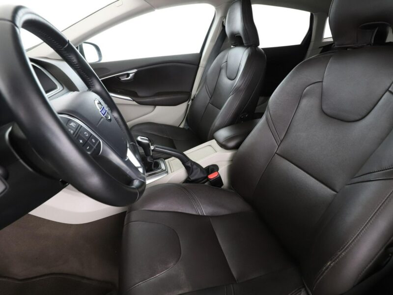 Volvo V40 xenon skóra el. sterowane i ogrzewane fotele z pamięcia kamera II (2012-)