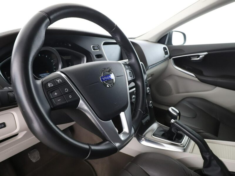 Volvo V40 xenon skóra el. sterowane i ogrzewane fotele z pamięcia kamera II (2012-)