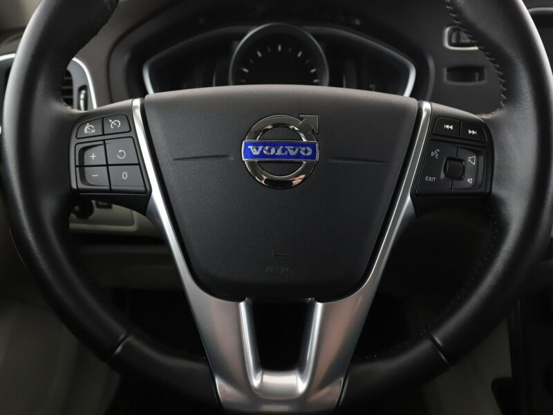Volvo V40 xenon skóra el. sterowane i ogrzewane fotele z pamięcia kamera II (2012-)