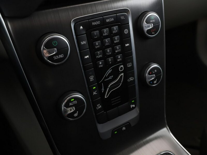 Volvo V40 xenon skóra el. sterowane i ogrzewane fotele z pamięcia kamera II (2012-)