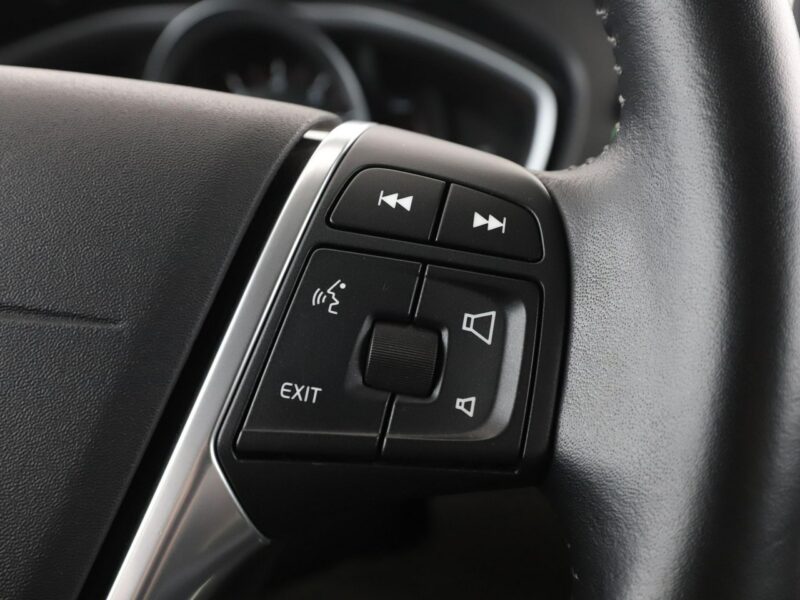 Volvo V40 xenon skóra el. sterowane i ogrzewane fotele z pamięcia kamera II (2012-)