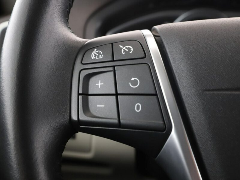 Volvo V40 xenon skóra el. sterowane i ogrzewane fotele z pamięcia kamera II (2012-)