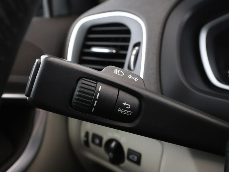 Volvo V40 xenon skóra el. sterowane i ogrzewane fotele z pamięcia kamera II (2012-)