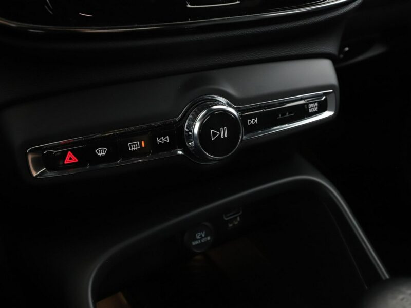 Volvo XC 40 PDC LED grzane fotele przód/tył tempomat navi bluetooth