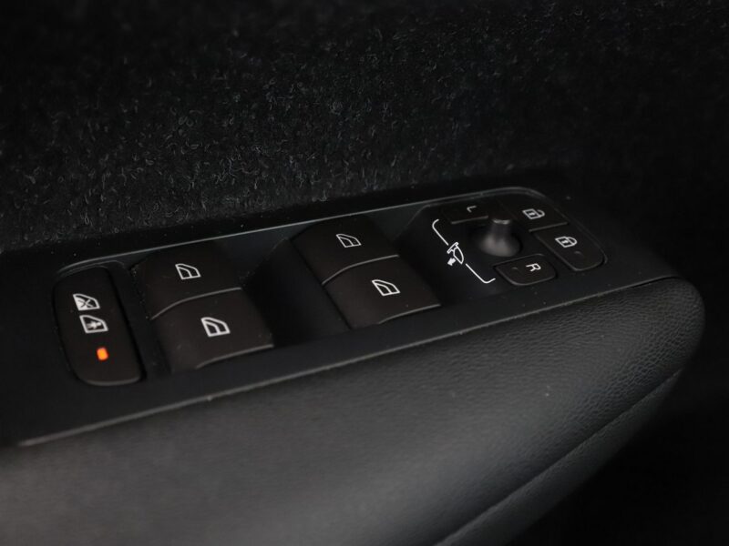 Volvo XC 40 PDC LED grzane fotele przód/tył tempomat navi bluetooth
