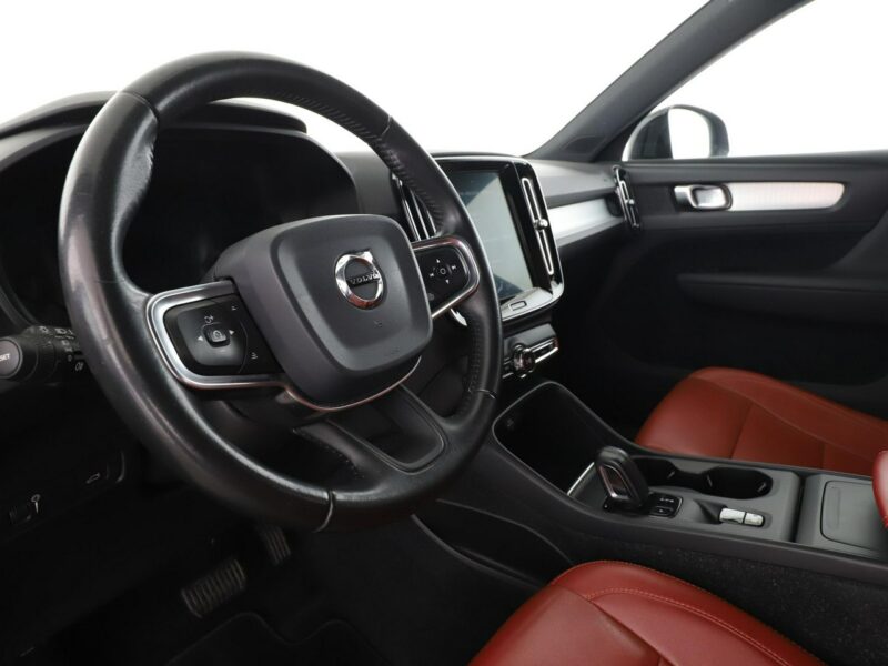 Volvo XC 40 FV23% full LED skóra klima auto el fotele czujniki parkowania