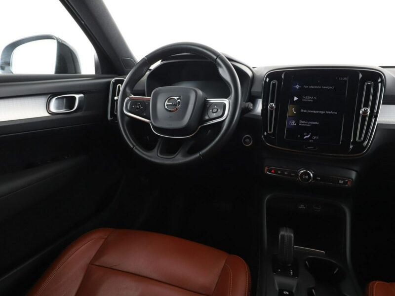 Volvo XC 40 FV23% full LED skóra klima auto el fotele czujniki parkowania