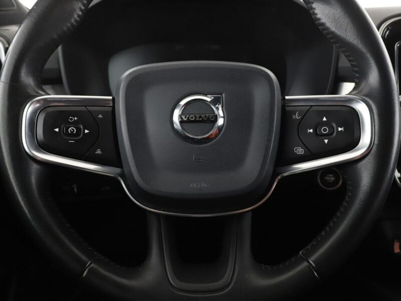 Volvo XC 40 FV23% full LED skóra klima auto el fotele czujniki parkowania