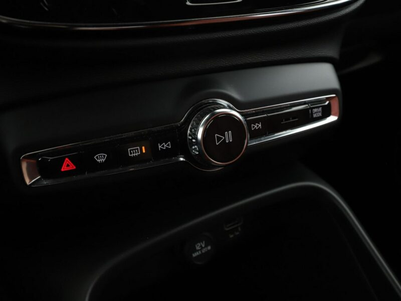 Volvo XC 40 FV23% full LED skóra klima auto el fotele czujniki parkowania