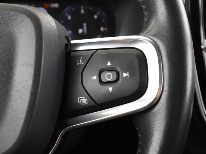 Volvo XC 40 FV23% full LED skóra klima auto el fotele czujniki parkowania