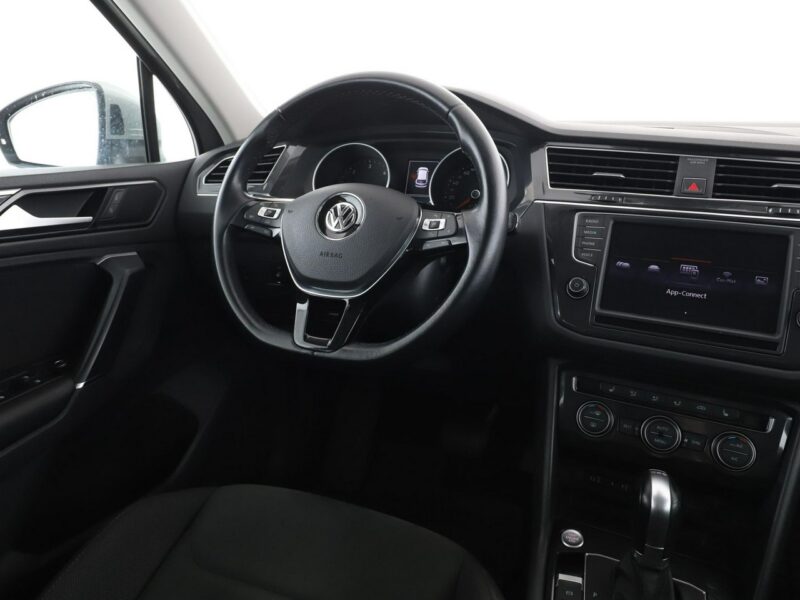 Volkswagen Tiguan 4x4 DSG matrix LED navi klima auto grzane fotele kamera i czujniki par II (2016-2024)