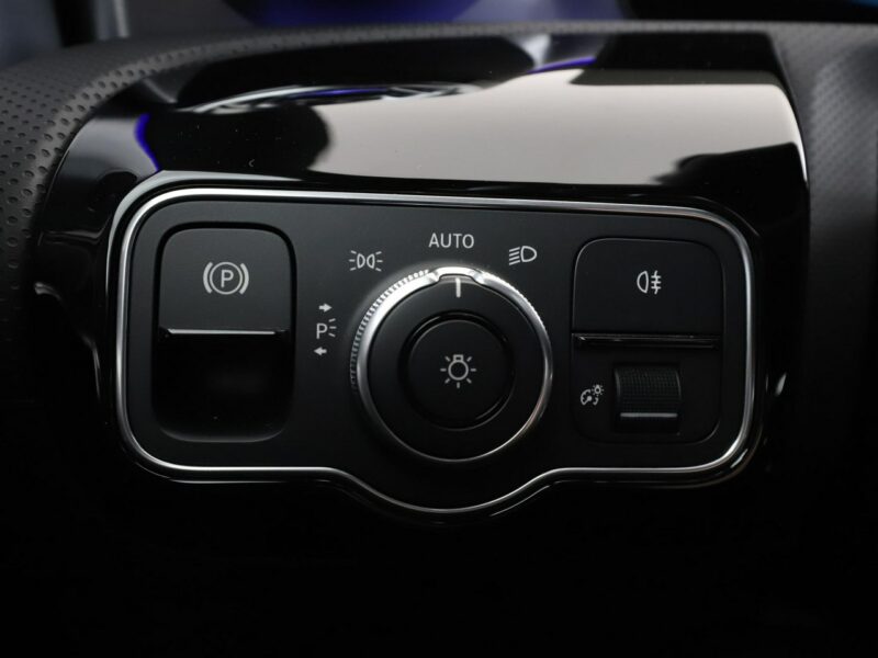 Mercedes CLA 220 FV23% automat full LED skóra/alcantara ambiente light kamery navi II (2019-)