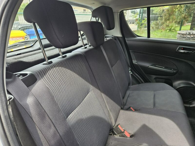 Suzuki Swift 4 x 4 / Klimatyzacja / Podgrzewane fotele / Czujniki parkowania V (2010-)