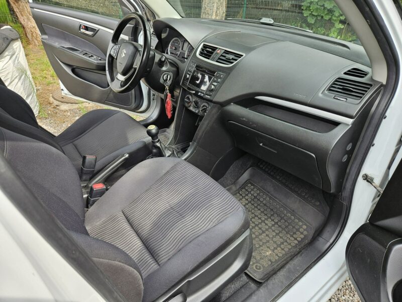 Suzuki Swift 4 x 4 / Klimatyzacja / Podgrzewane fotele / Czujniki parkowania V (2010-)