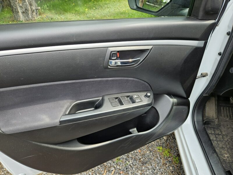 Suzuki Swift 4 x 4 / Klimatyzacja / Podgrzewane fotele / Czujniki parkowania V (2010-)