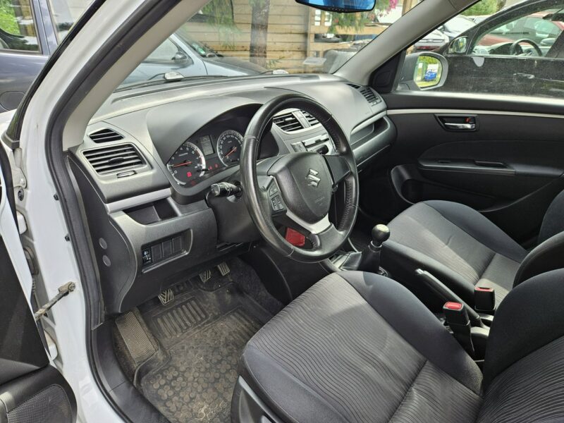 Suzuki Swift 4 x 4 / Klimatyzacja / Podgrzewane fotele / Czujniki parkowania V (2010-)