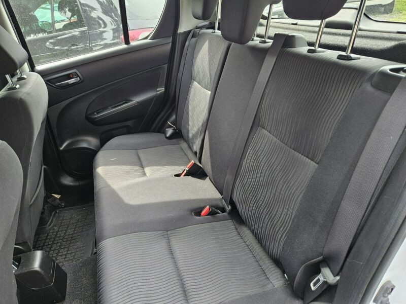 Suzuki Swift 4 x 4 / Klimatyzacja / Podgrzewane fotele / Czujniki parkowania V (2010-)