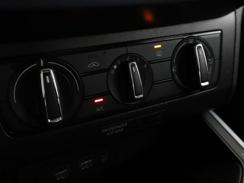 Seat Arona navigacja klimatyzacja czujniki parkowania multifunkcja