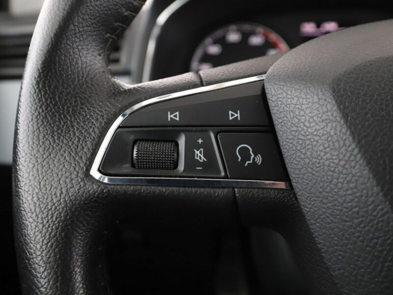 Seat Arona navigacja klimatyzacja czujniki parkowania multifunkcja