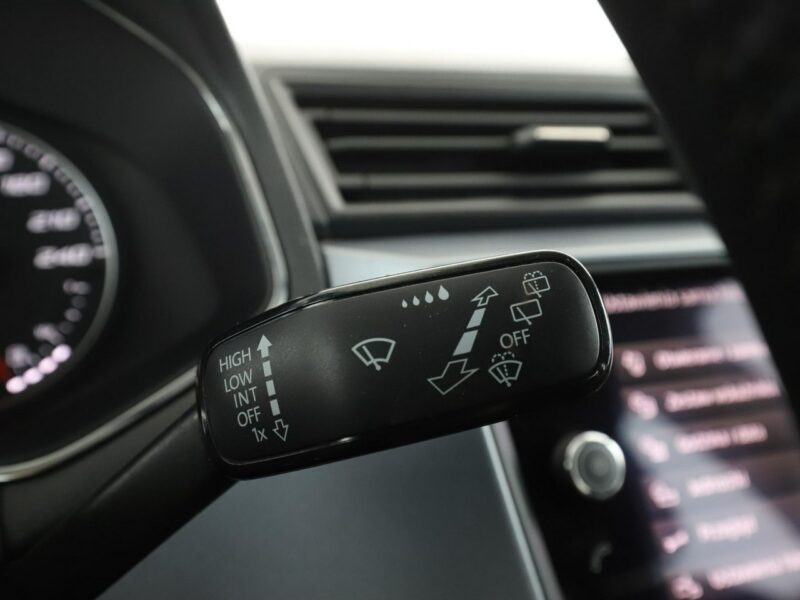 Seat Arona navigacja klimatyzacja czujniki parkowania multifunkcja