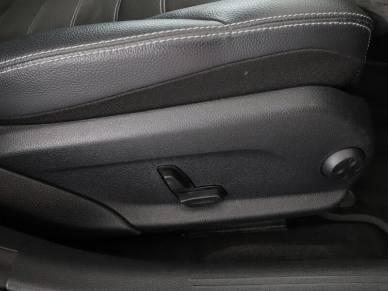 Mercedes C 300 PHEV AMG Line multibeam LED panorama virtual cocpit skóra/alcantara W205 (2014-2021)