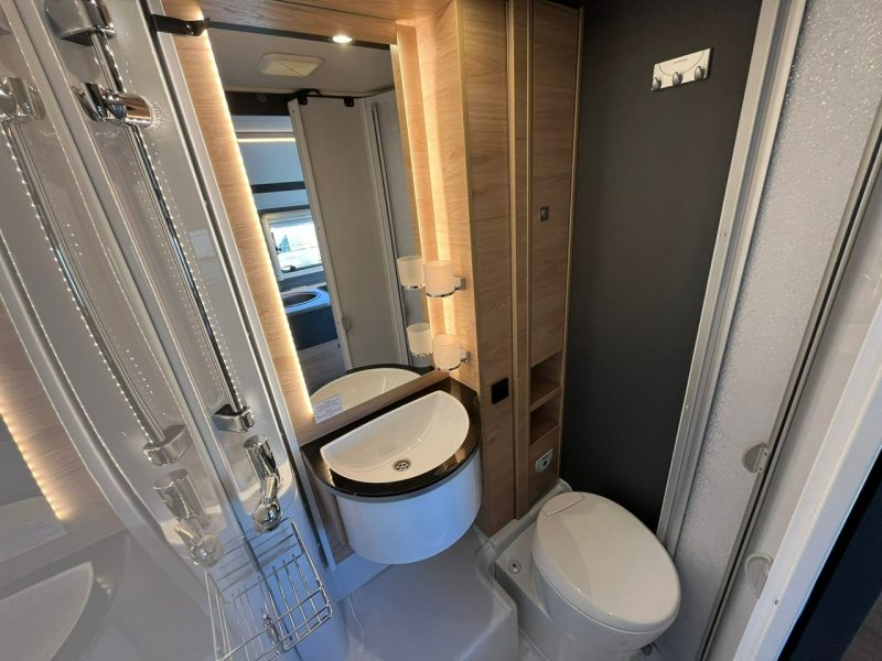 samochody kempingowe Dethleffs Globebus GO T15 Kompaktowa półintegra Dethleffs w wersji zimowej! Korzyść 30.000 PLN!