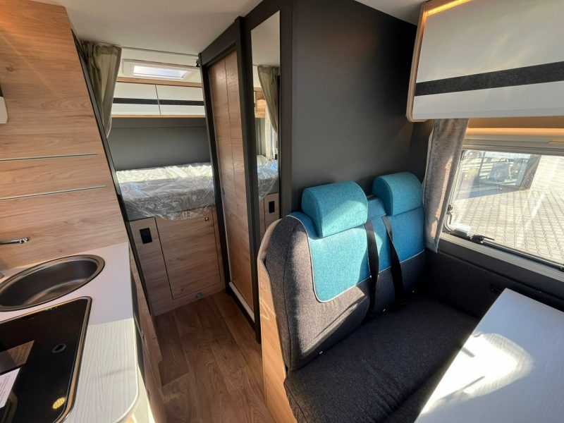 samochody kempingowe Dethleffs Globebus GO T15 Kompaktowa półintegra Dethleffs w wersji zimowej! Korzyść 30.000 PLN!