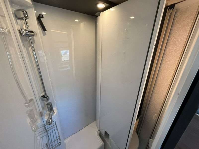 samochody kempingowe Dethleffs Globebus GO T15 Kompaktowa półintegra Dethleffs w wersji zimowej! Korzyść 30.000 PLN!