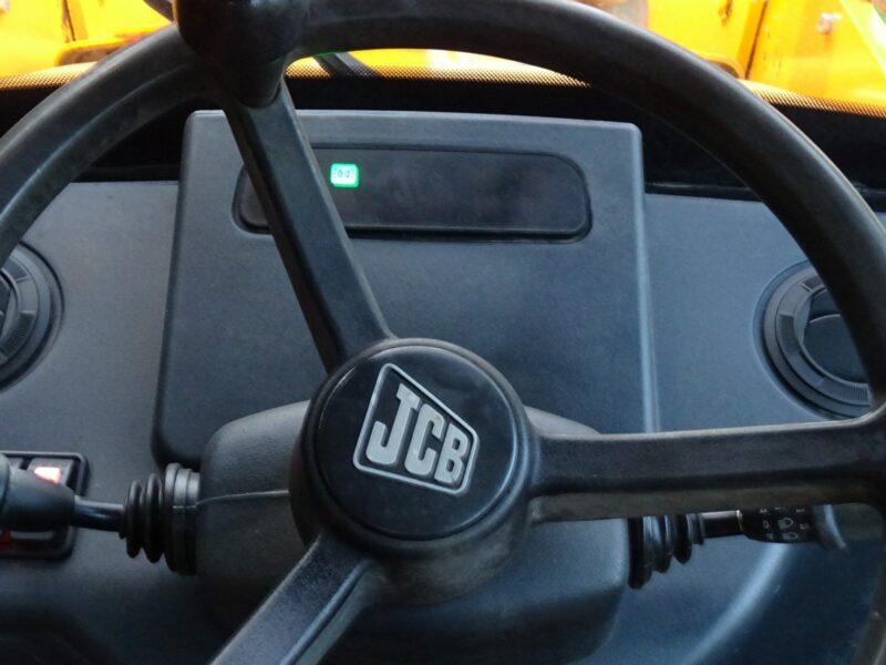 na równych kołach JCB 2CX SM 4 WS JCB 2CX 4x4 Compact koparko-ładowarka 2 łyżki dodatkowe Sprowadzona