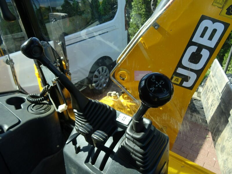 na równych kołach JCB 2CX SM 4 WS JCB 2CX 4x4 Compact koparko-ładowarka 2 łyżki dodatkowe Sprowadzona
