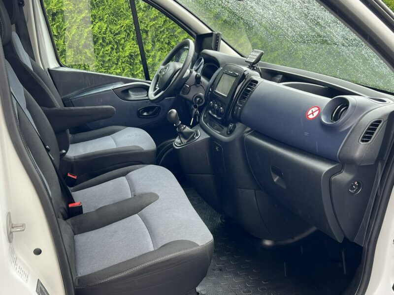 samochody kempingowe Opel Vivaro Opel Vivaro Kontener Karetka Kamper Ambulans Ambulance EN1789