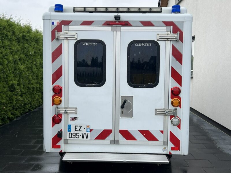 samochody kempingowe Opel Vivaro Opel Vivaro Kontener Karetka Kamper Ambulans Ambulance EN1789