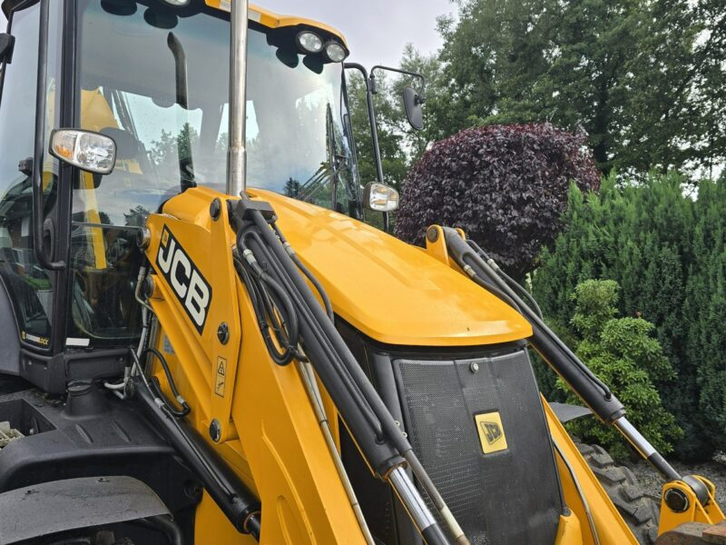 na równych kołach JCB 3CX Koparko-ładowarka JCB 3CX AEC Joystick / Klimatyzacja / I-właściciel