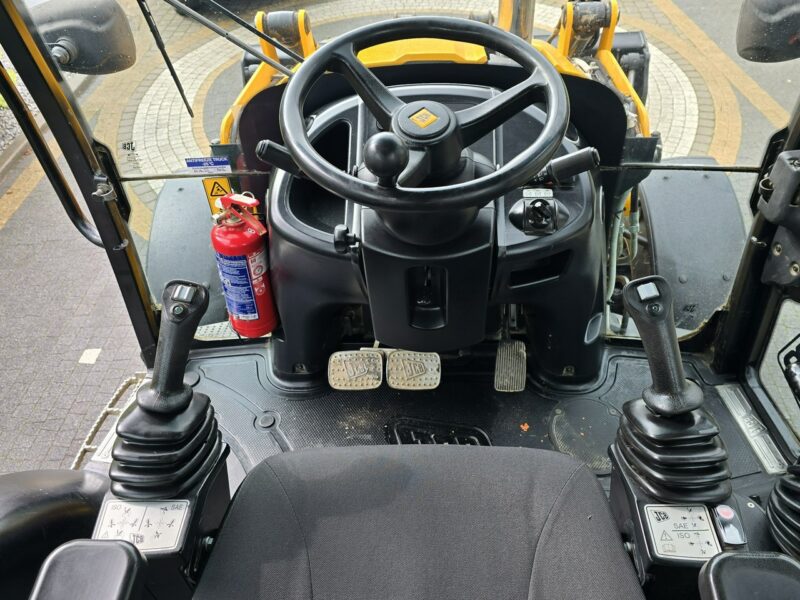 na równych kołach JCB 3CX Koparko-ładowarka JCB 3CX AEC Joystick / Klimatyzacja / I-właściciel