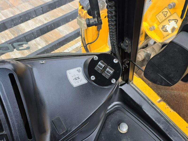 na równych kołach JCB 3CX Koparko-ładowarka JCB 3CX AEC Joystick / Klimatyzacja / I-właściciel