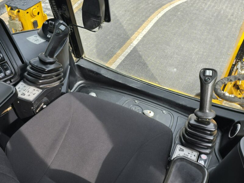 na równych kołach JCB 3CX Koparko-ładowarka JCB 3CX AEC Joystick / Klimatyzacja / I-właściciel