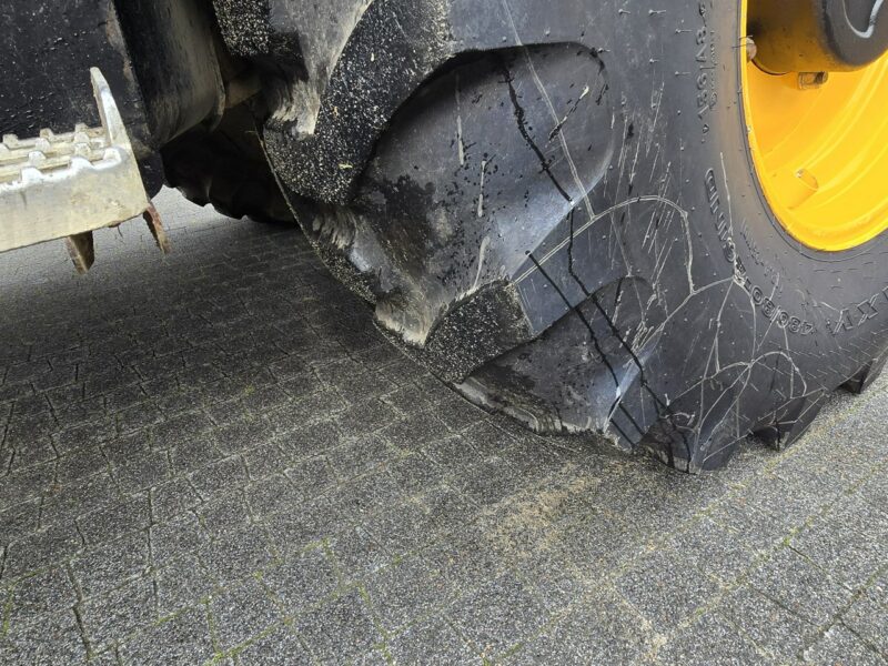 na równych kołach JCB 3CX Koparko-ładowarka JCB 3CX AEC Joystick / Klimatyzacja / I-właściciel