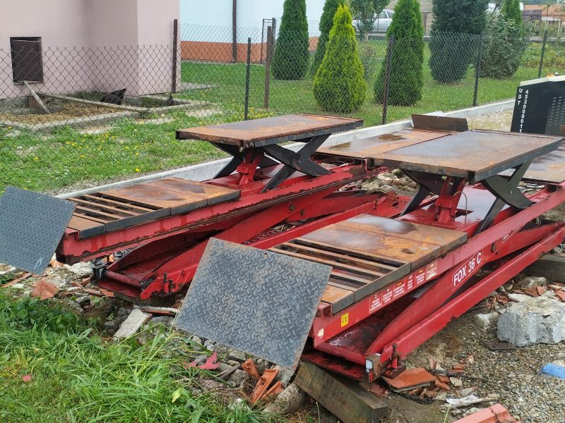 Podnośnik samochodowy nożycowy.
