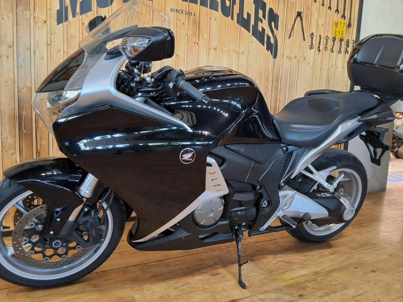 Honda VFR ## ZADBANY ## BŁYSZCZY # VFR1200 FD 170ps automatyczna skrzynia