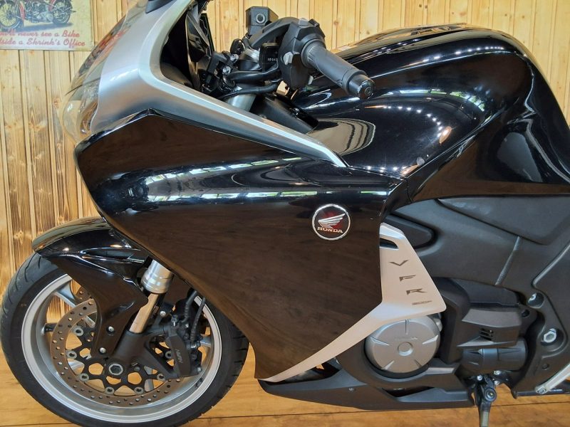 Honda VFR ## ZADBANY ## BŁYSZCZY # VFR1200 FD 170ps automatyczna skrzynia