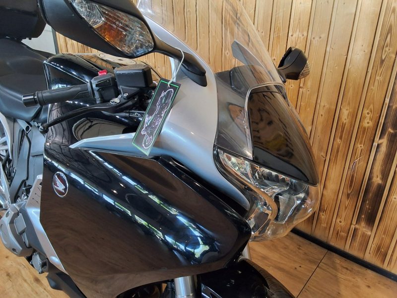 Honda VFR ## ZADBANY ## BŁYSZCZY # VFR1200 FD 170ps automatyczna skrzynia